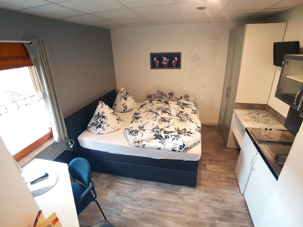 Superior Double Room, 1 Queen Bed, Non Smoking, Refrigerator & Microwave photo 3