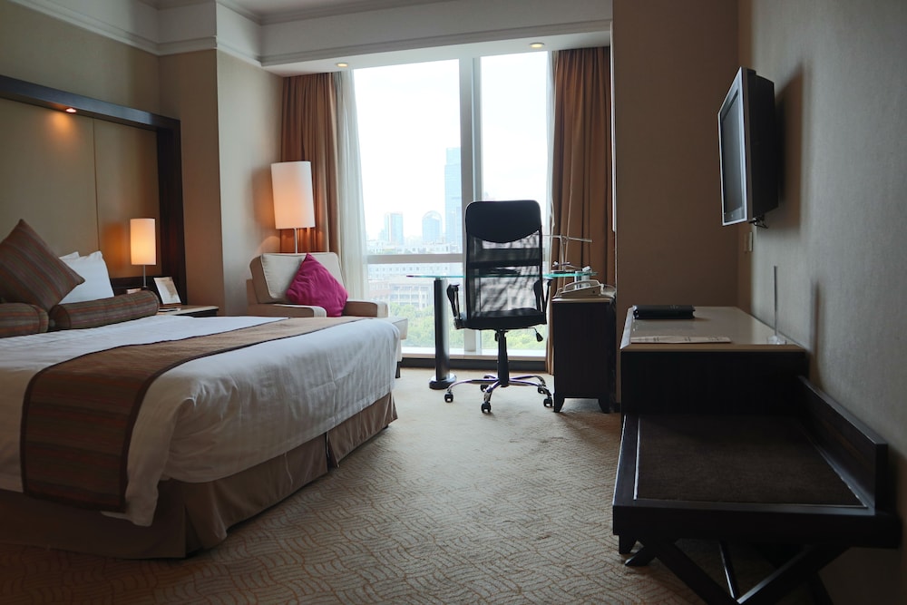 Deluxe Room, 1 King Bed, Non Smoking photo 3