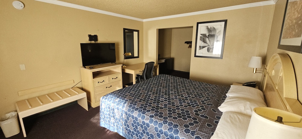 Standard Room, 1 King Bed, Smoking photo 2