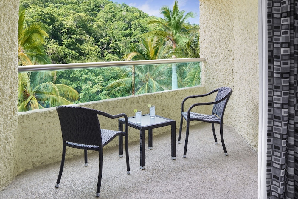 Deluxe Room, 1 King Bed (Tropical View) - Photo 2