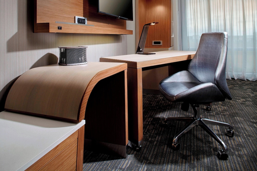 Enhanced King Room with Sofa bed and Tub - Mobility Accessible