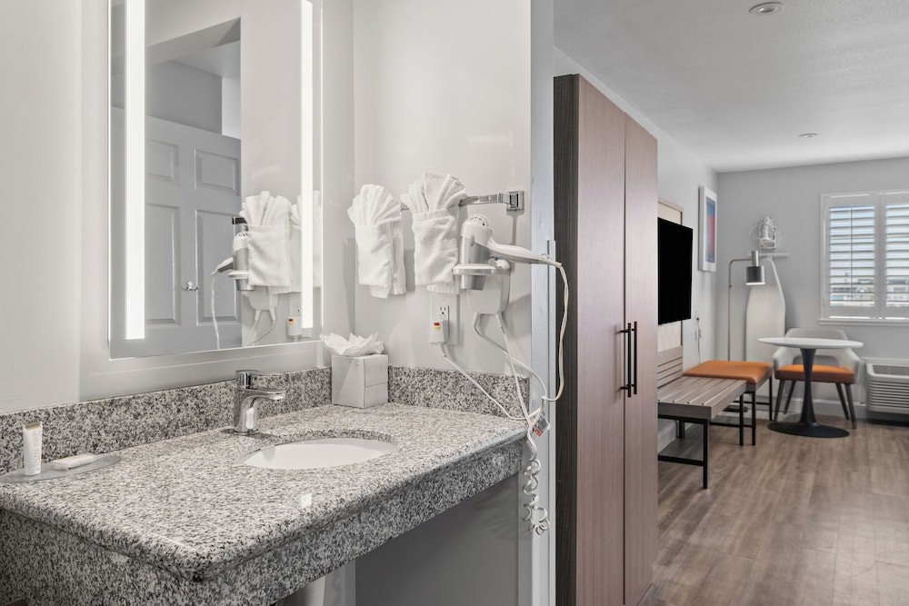 Standard Room, 2 Queen Beds, Accessible - Photo 6