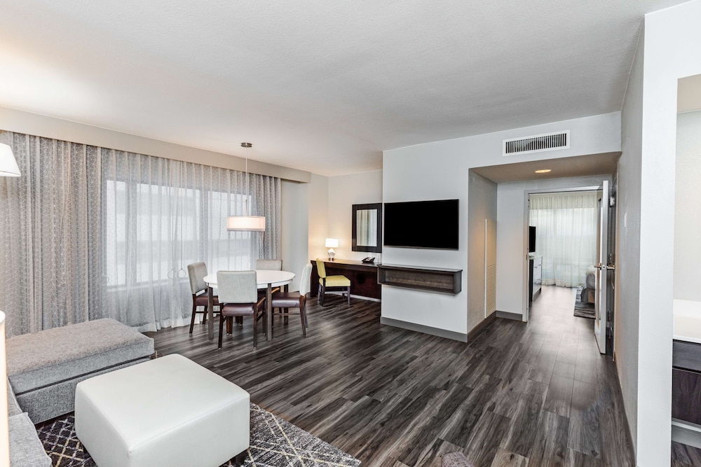 Deluxe Suite, 1 King Bed, Non Smoking, Corner