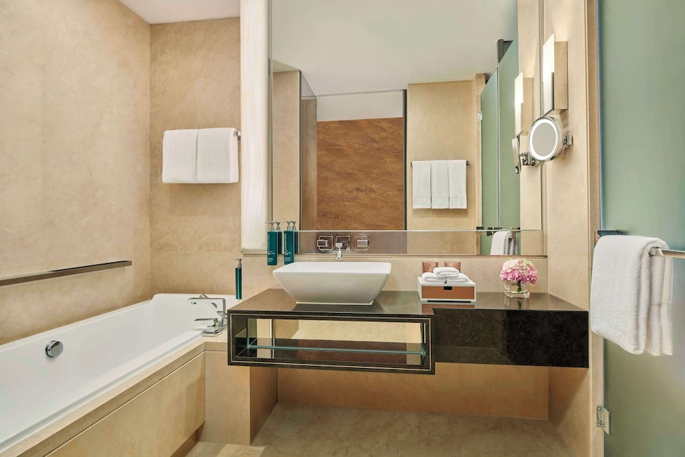 Executive Suite - Photo 5