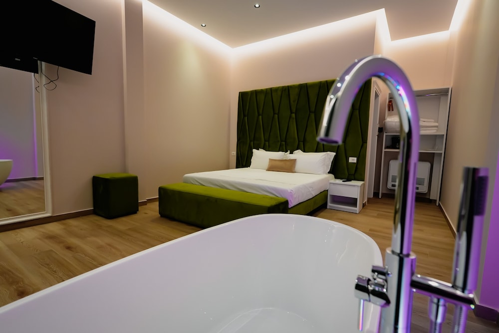 Comfort Suite, Patio, Pool View