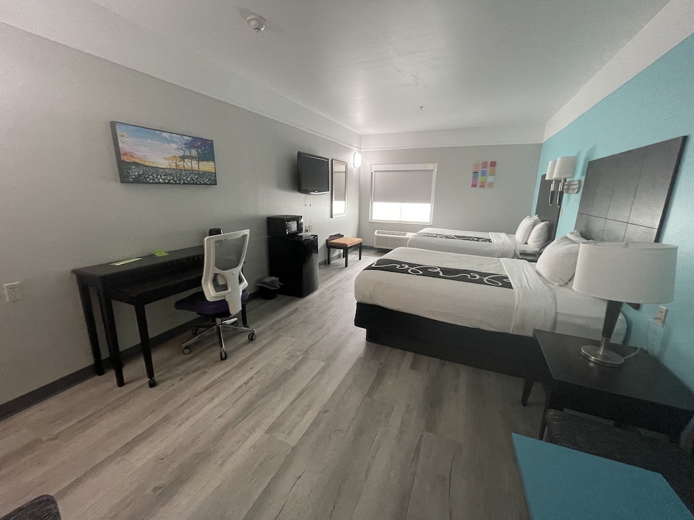 Room, 2 Queen Beds, Non Smoking - Photo 2