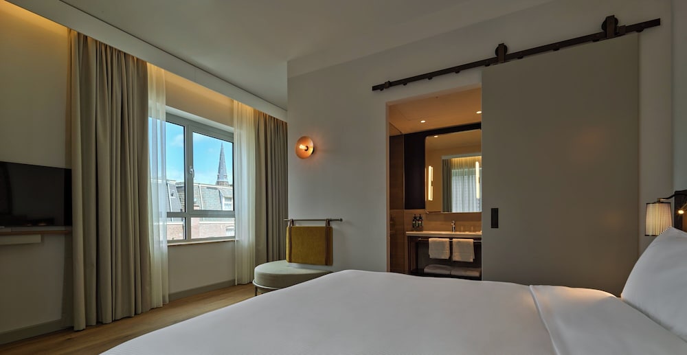 Suite, 1 King Bed with Sofa bed - Photo 3