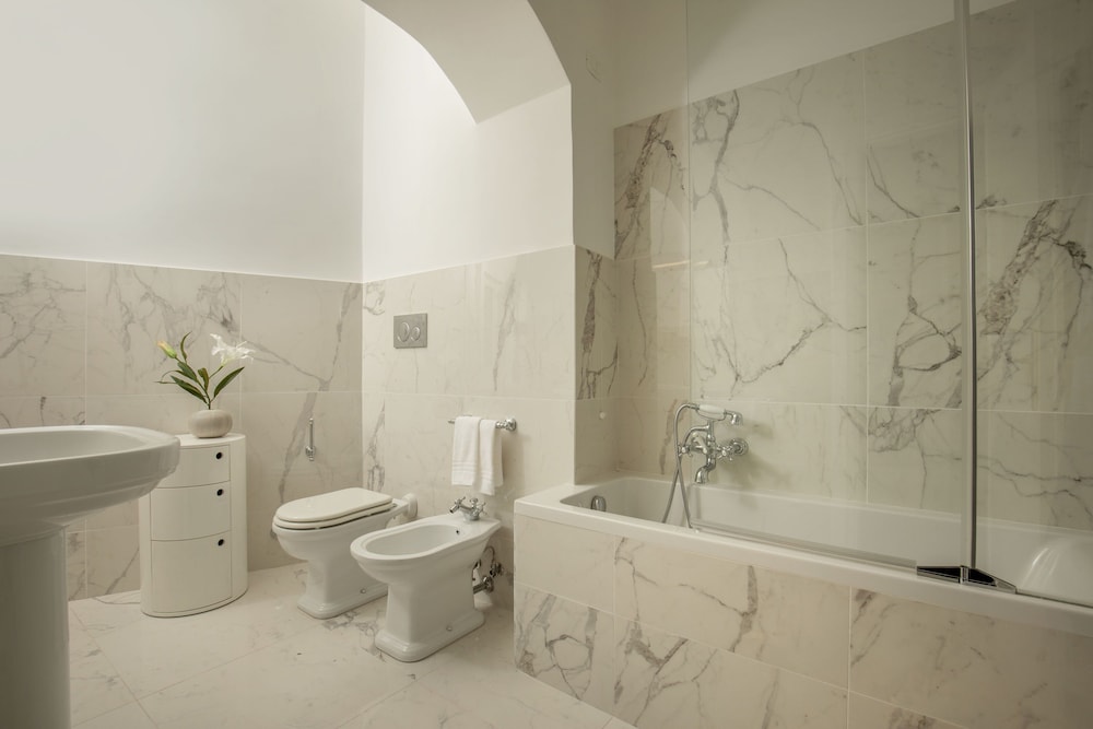 Deluxe Double Room, 1 Queen Bed, Bathtub photo 3