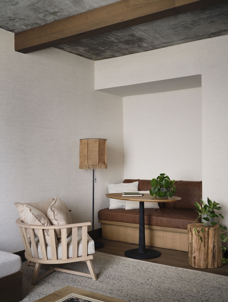 One Bedroom Suite - Photo 3