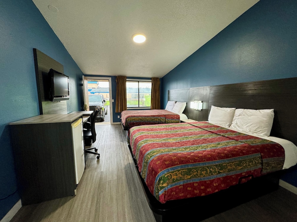 Room, 2 Double Beds - Photo 3