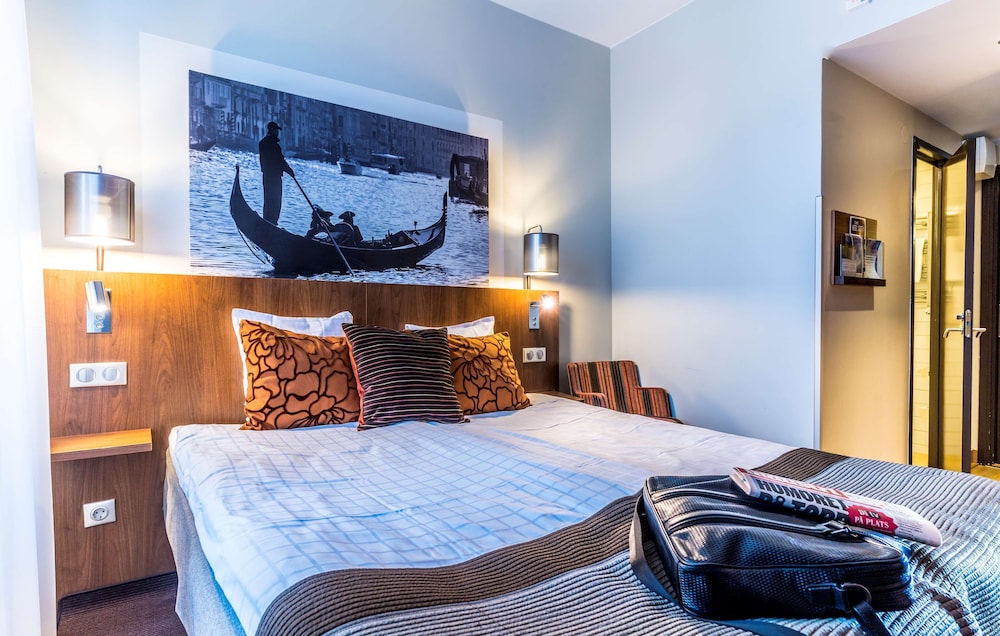 Standard Room, 1 Queen Bed photo 2