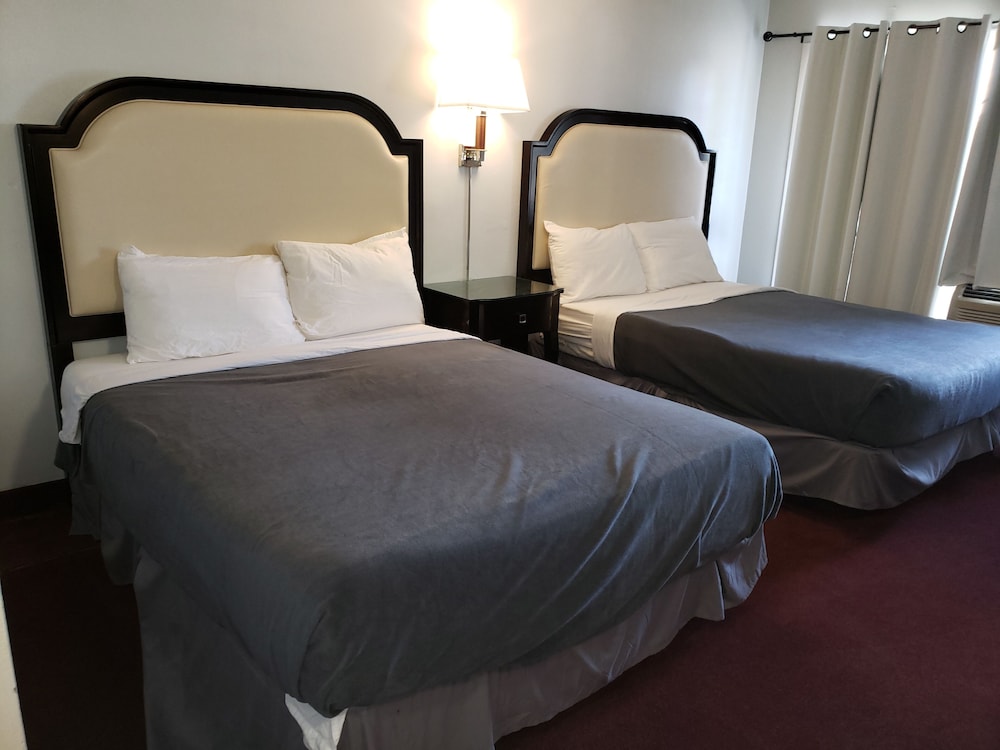 Standard Room, 2 Queen Beds - Photo 4