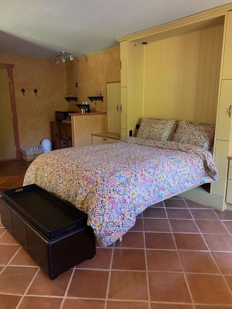 Romantic Loft, 1 Queen Bed, Hot Tub, Garden Area photo 2