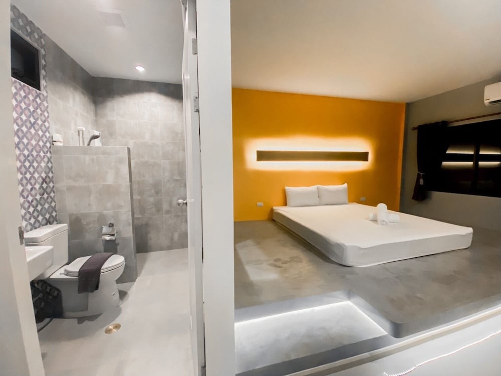 Standard Room, 1 King Bed photo 3