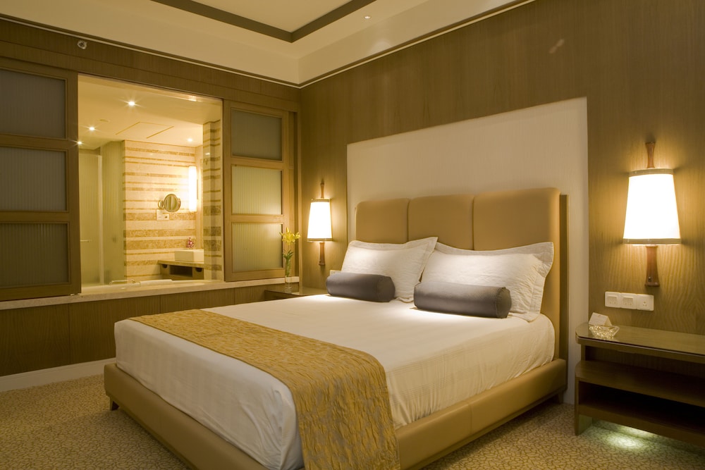 One-Bedroom Suite - Lounge Access/Smoking