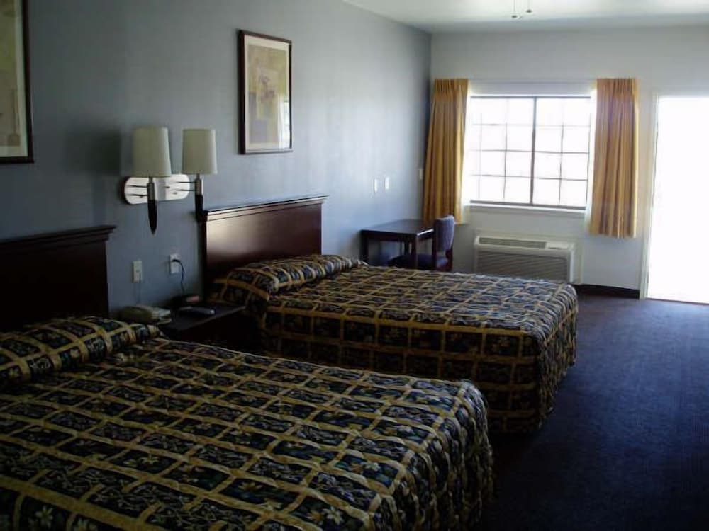 Standard room with two queen beds - Photo 2