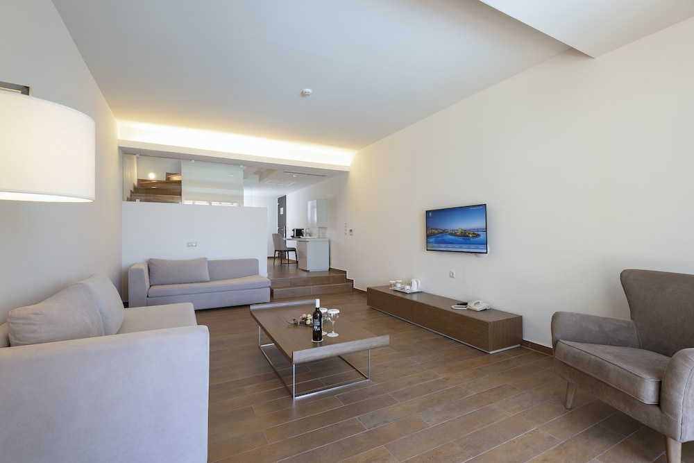 Maisonette Suite Sea Front with Sharing Pool - Photo 10