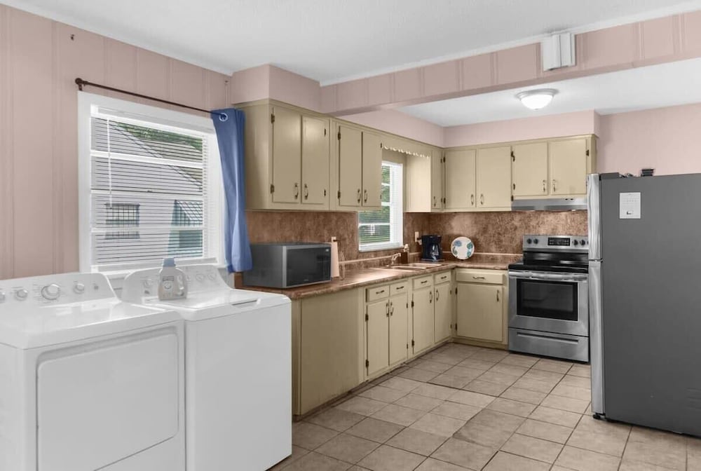 House, Multiple Beds, Patio, Garden View (57th Blushing Bungalow)
