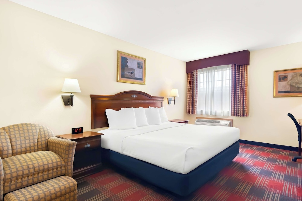 Standard Room, 1 King Bed, Accessible, Bathtub