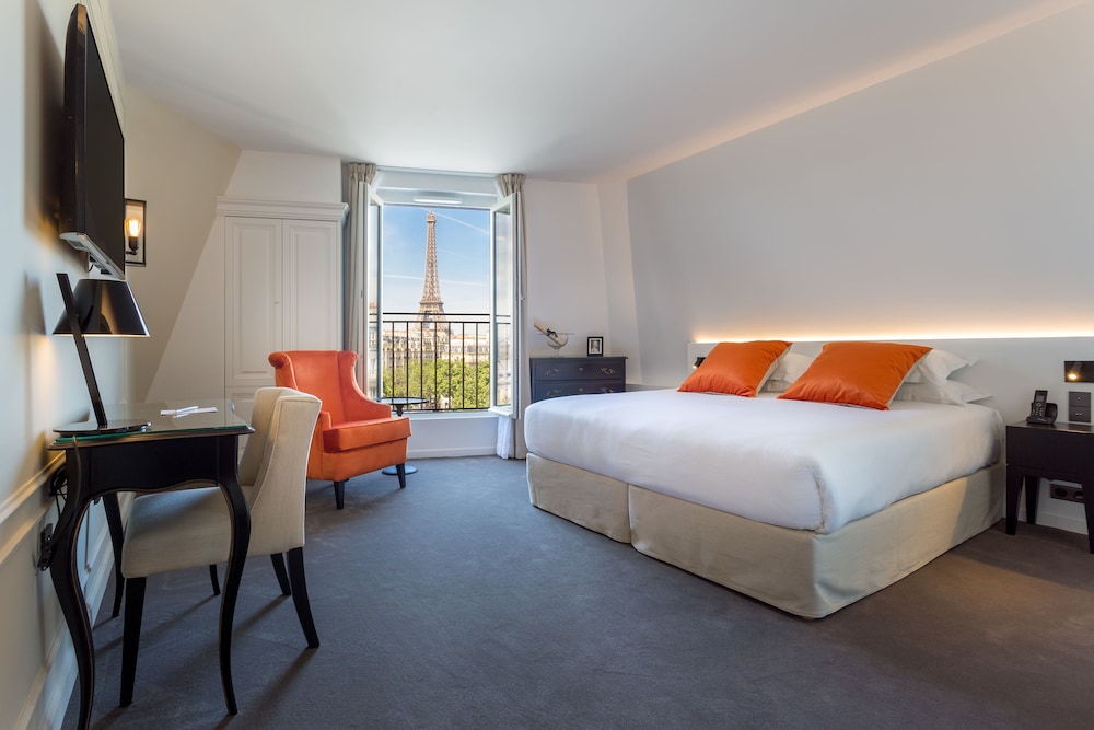 Junior Suite (Royale), Eiffel Tower front view photo 3