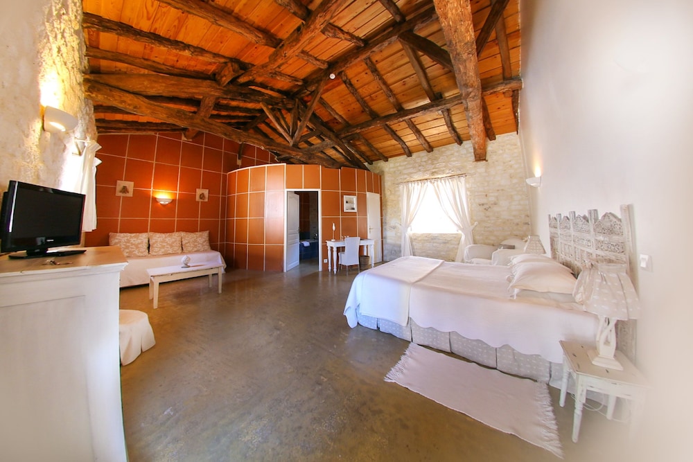 Superior Triple Room, Private Bathroom, Garden View (SCARABEE) photo 3