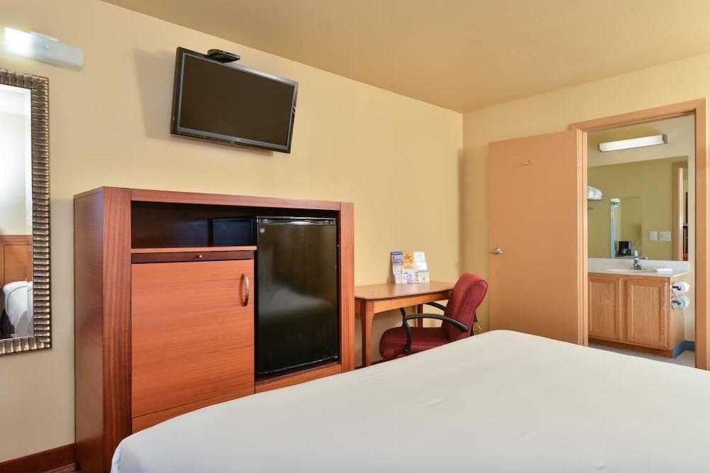 Room, 1 King Bed, Non Smoking - Photo 10