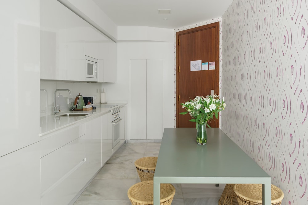 3 Bedroom Apartment with Balcony - Photo 17