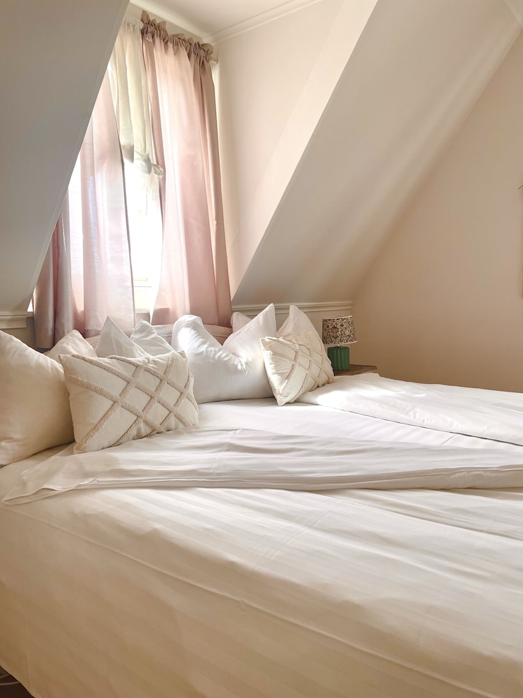 Deluxe Twin Room, 1 Queen Bed, Ocean View photo 3