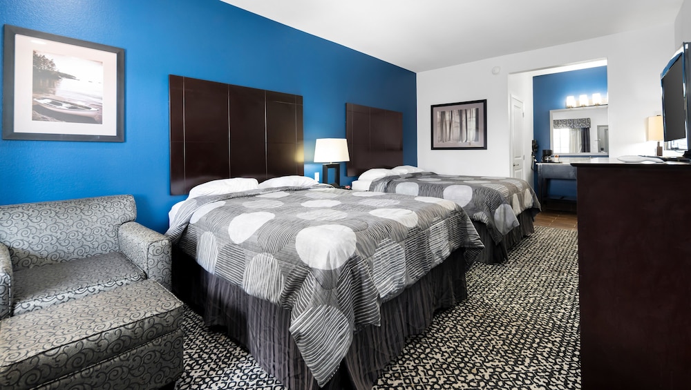 Deluxe Room, Multiple Beds, Non Smoking, Refrigerator & Microwave photo 3