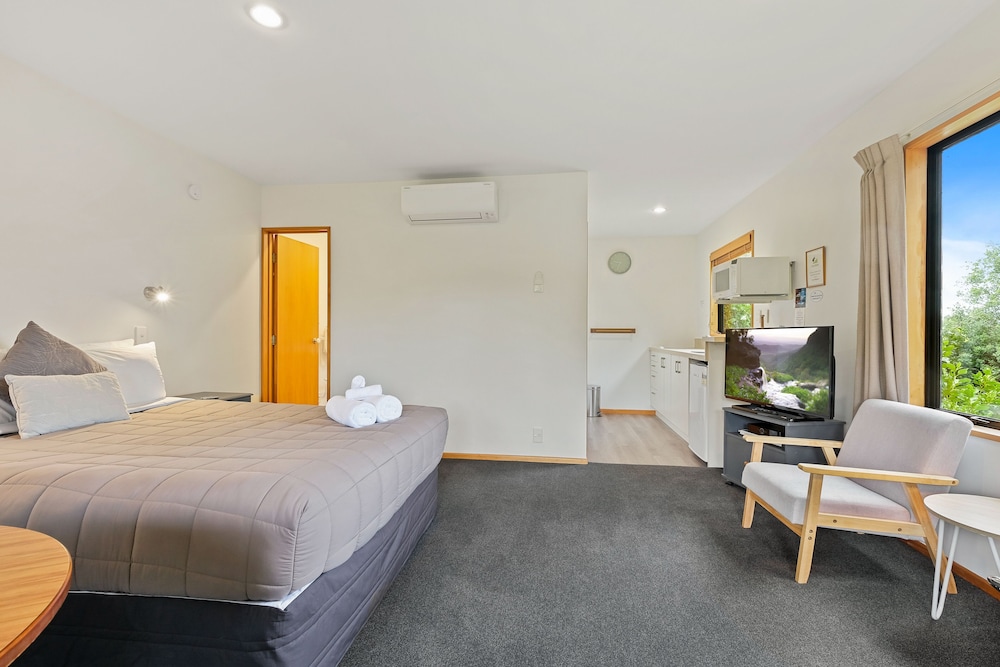 Standard Studio, Non Smoking, Kitchenette (Studio - Couples Retreat) photo 2