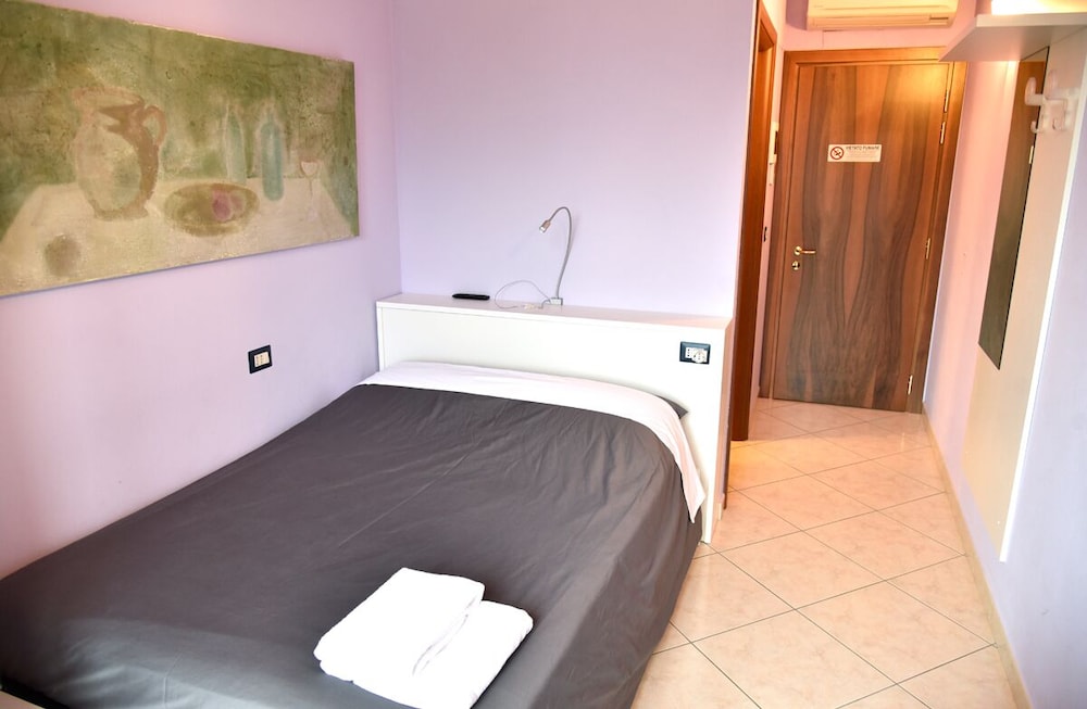 Economy Double Room, 1 Double Bed, Refrigerator, Garden View photo 2