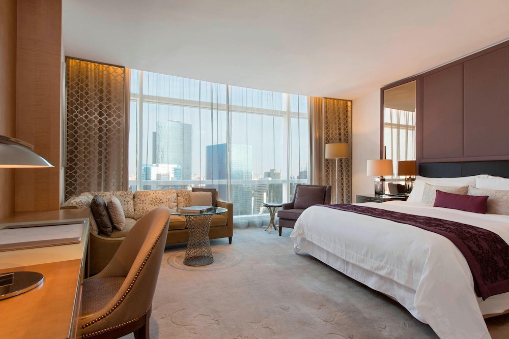 Grand Room, 1 King Bed thumbnail 6