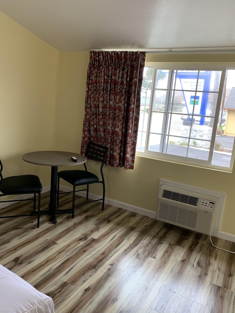 Standard Room, 1 King Bed, Accessible, Microwave photo 2