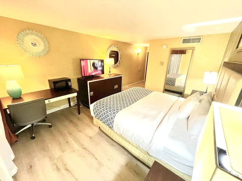 Standard Room, 1 King Bed, Non Smoking photo 2