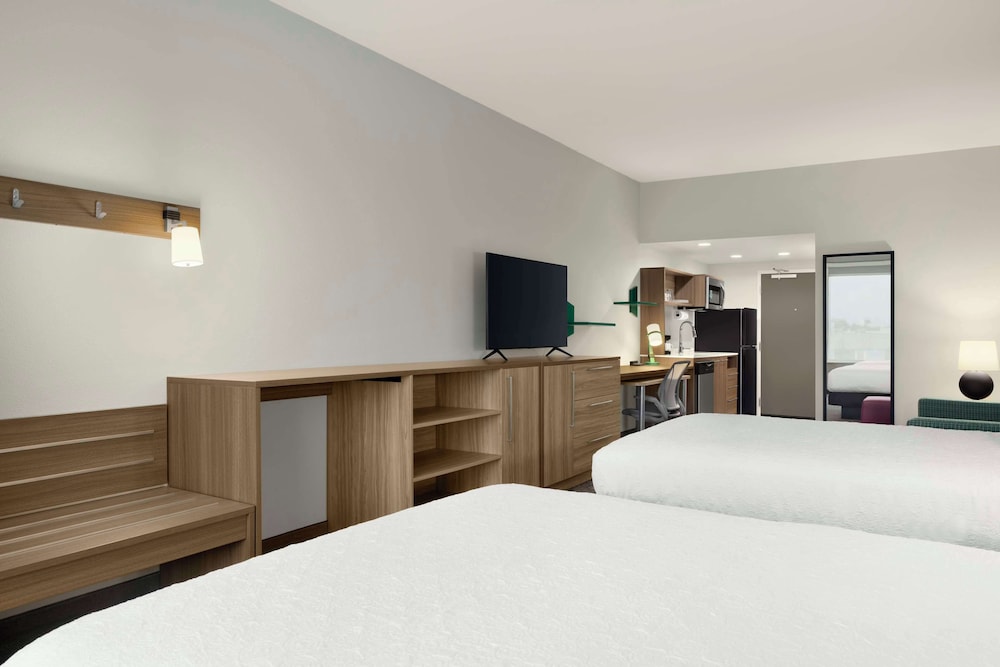 Studio, 2 Queen Beds, Bathtub (Mobility & Hearing)