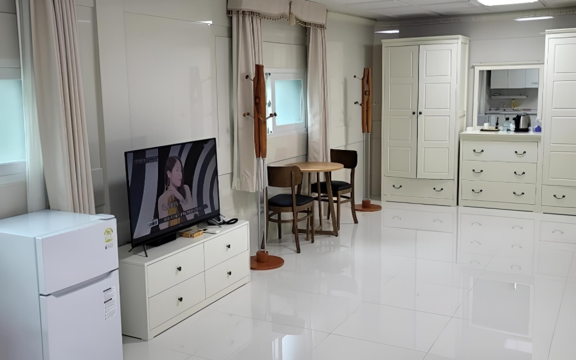 Room (Room 202 (Cookable))