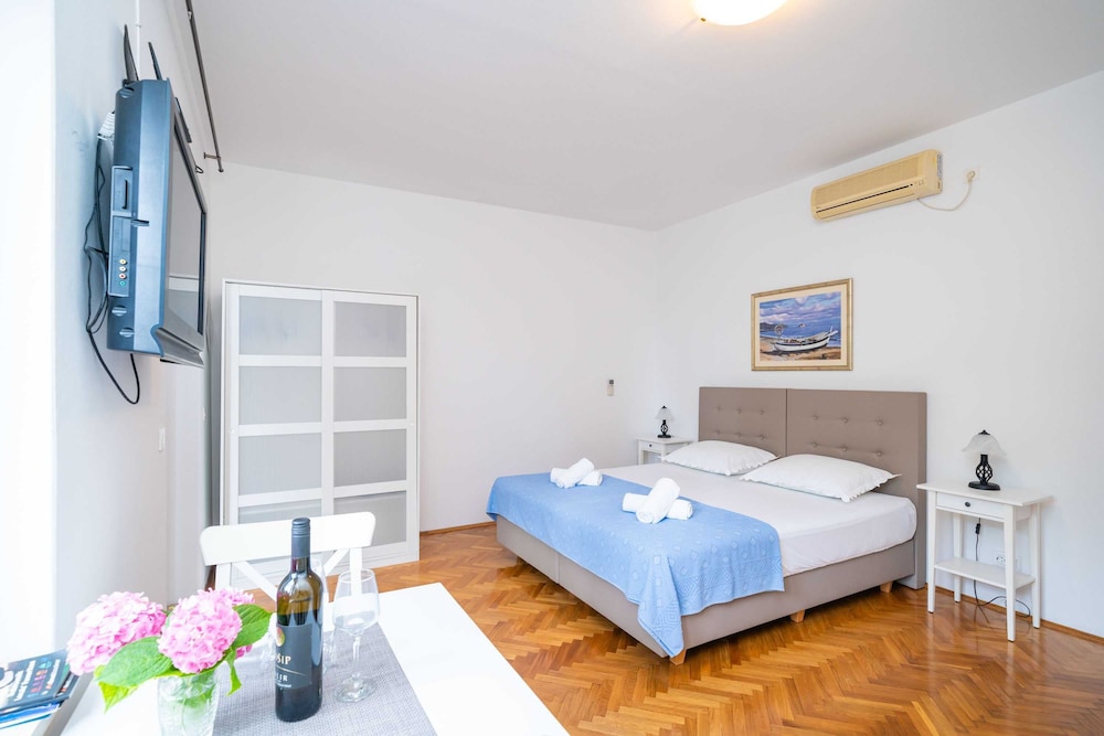 Studio (Studio Apartment with Terrace)