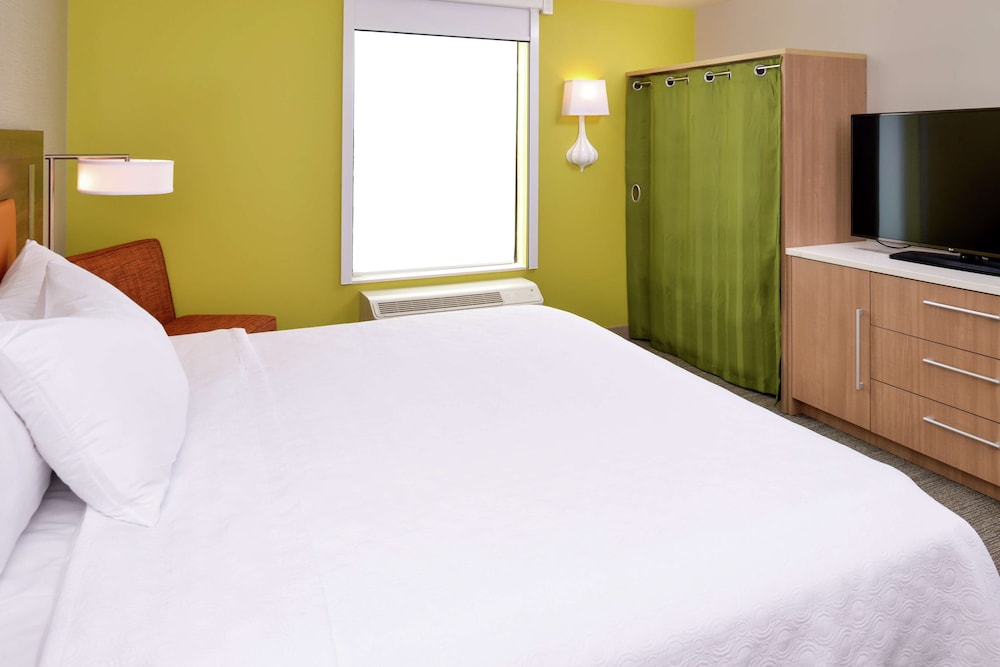 Suite, 1 King Bed, Accessible, Bathtub photo 2