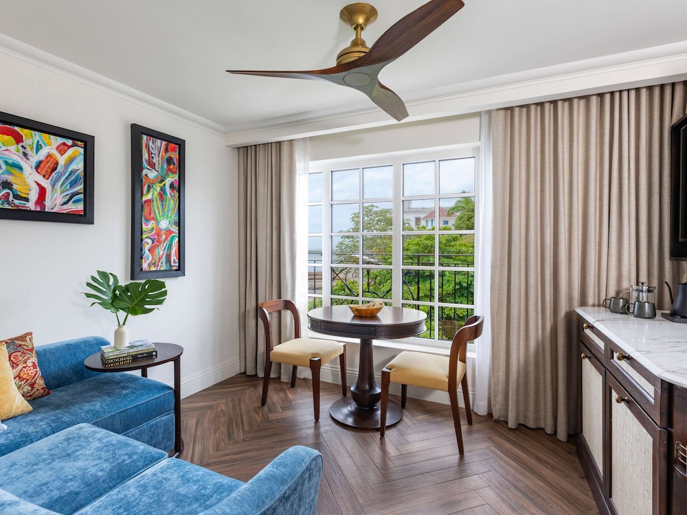 Luxury 1 Queen, Historic View