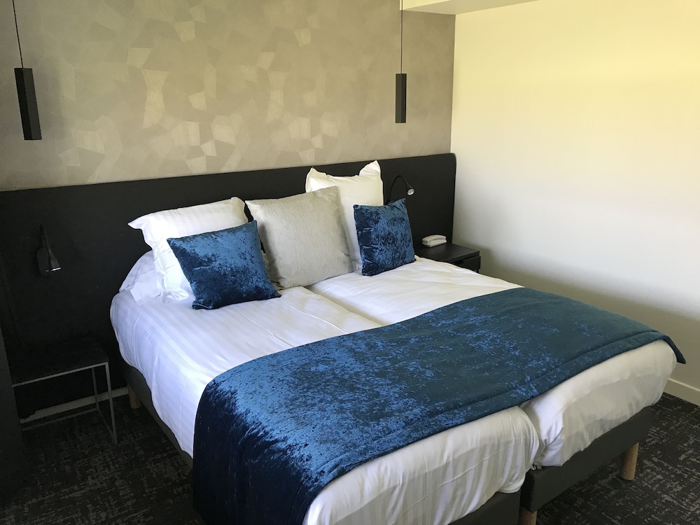 Comfort Room, 1 Queen Bed, Non Smoking (Twin bed on request) - Photo 12
