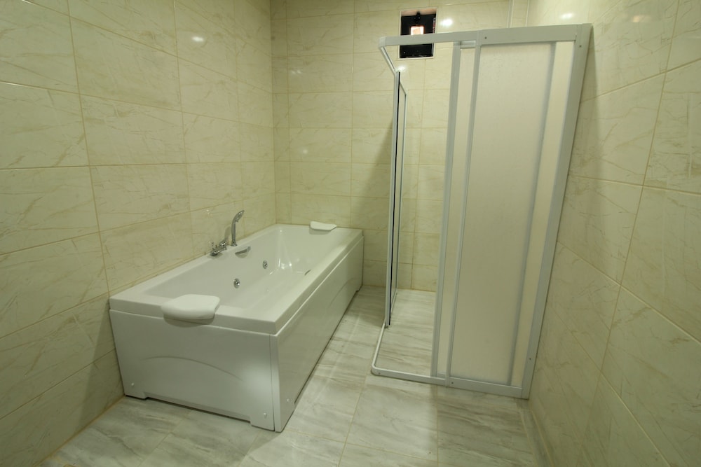 Honeymoon Room With Jacuzzi photo 2