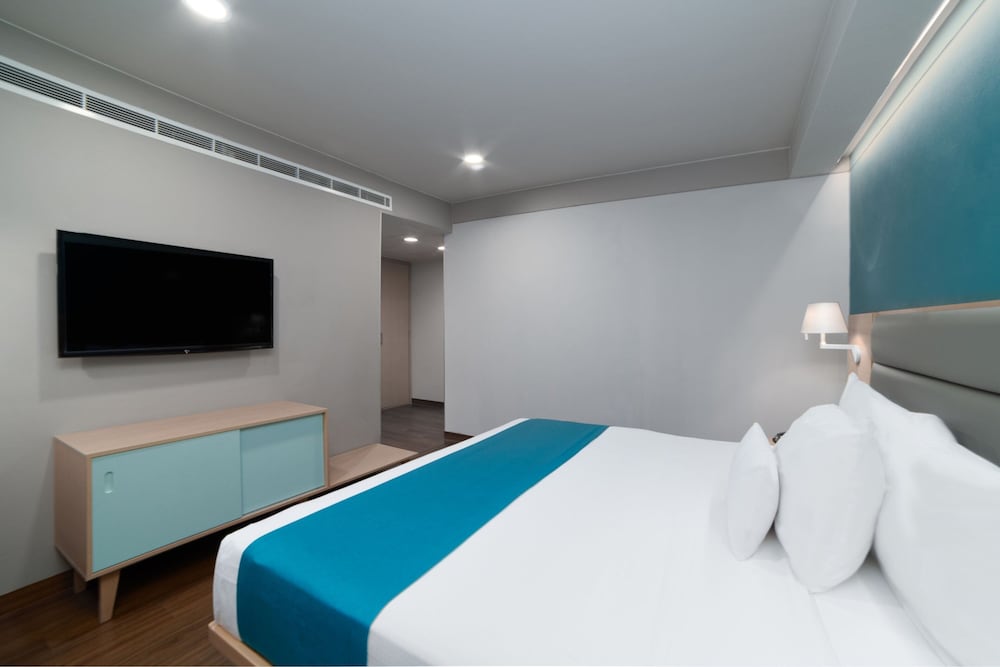 Suite, 1 Bedroom - Photo 5