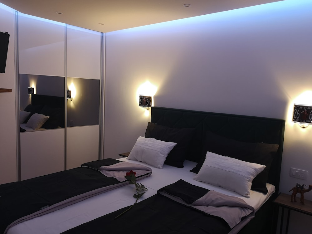 Luxury Apartment, 1 Queen Bed with Sofa bed, City View