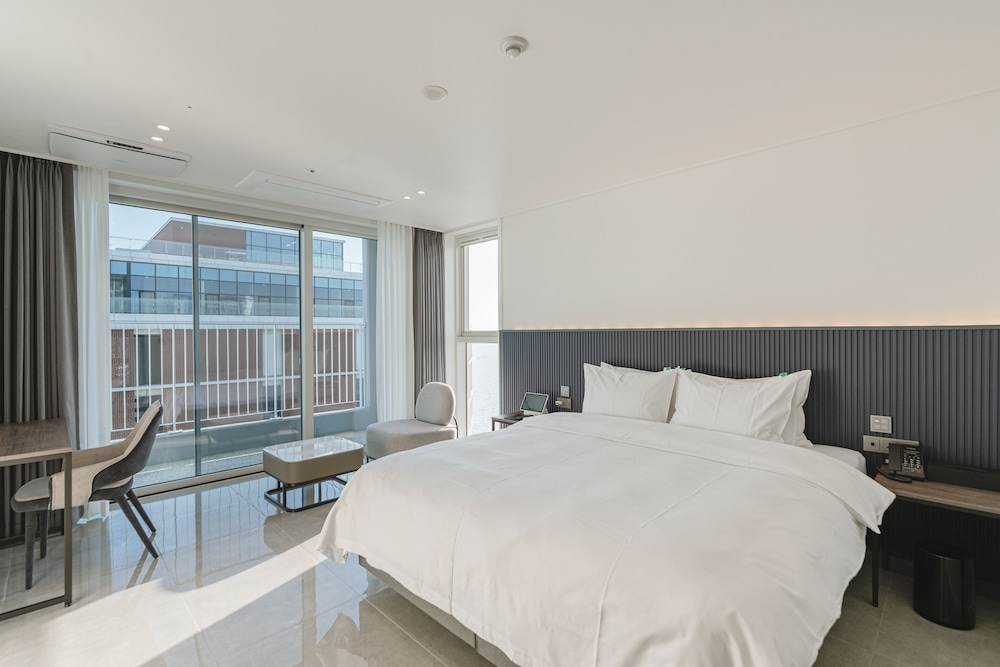 Corner Suite (City View)