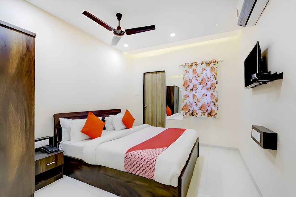 Deluxe Room, 1 King Bed photo 1