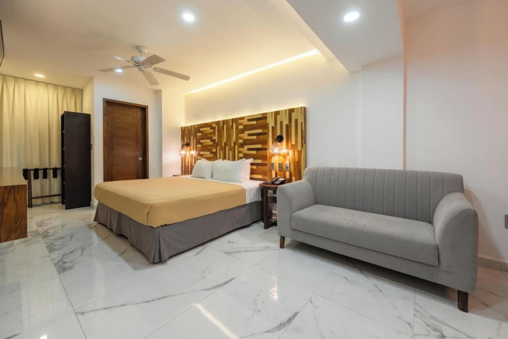 Deluxe Studio, 1 King Bed - Photo 1