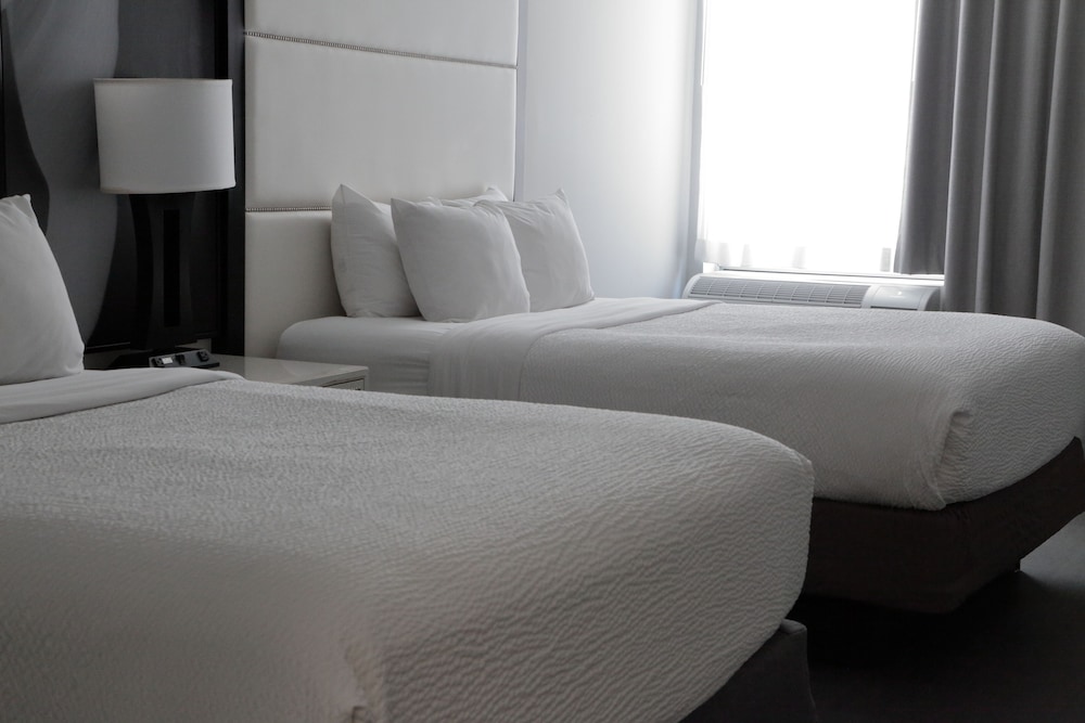Room, 2 Queen Beds, Non Smoking - Photo 11