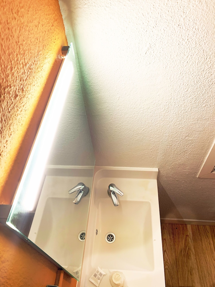 Standard Room, 3 Twin Beds (Shared Bathroom) photo 2