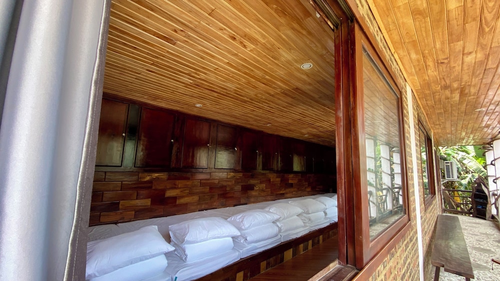Shared Dormitory, 2 Bathrooms, Lake View