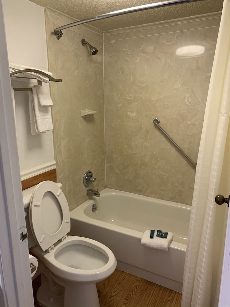 Basic Single Room, 1 King Bed, Smoking photo 2